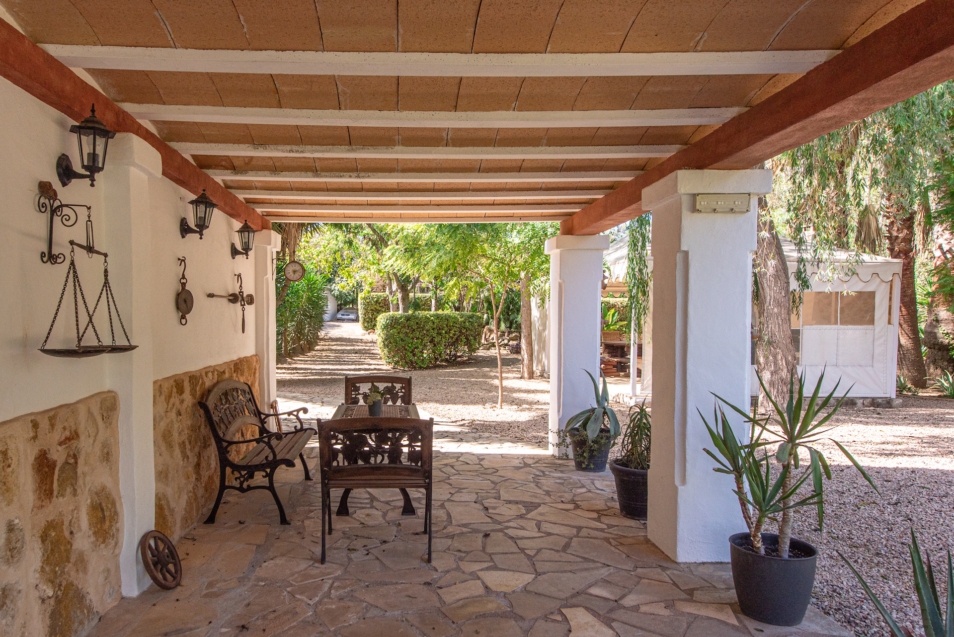 Resa Estates vastgoed te koop Ibiza Geraldine finca san lorenzo noorden terrace covered.jpg